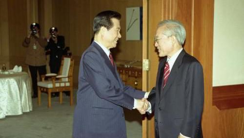 2000년 4월 24일에 열린 김대중 대통령(좌)과 이회창 한나라당 대표(우)의 영수회담 현장. 담중 여러차례 '협력해야 한다'는 언급이 나온 것으로 알려졌다