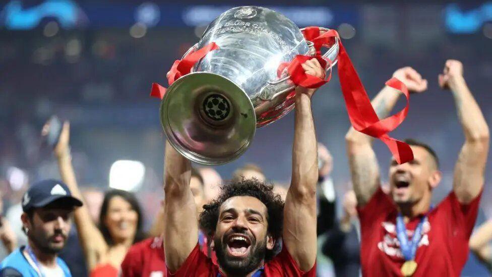 محمد صلاح يحمل الكأس