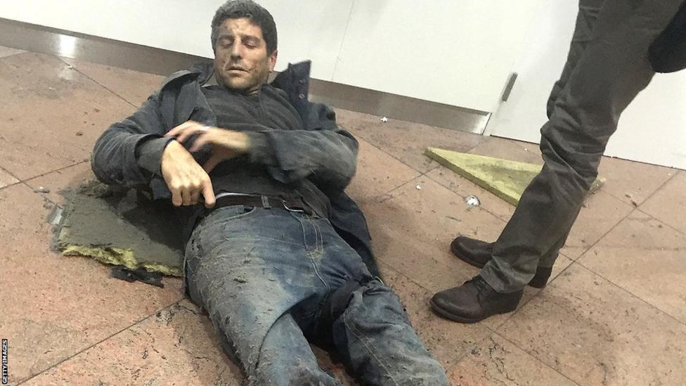 A foto de Bellin deitado no chão do aeroporto após a explosão de duas bombas