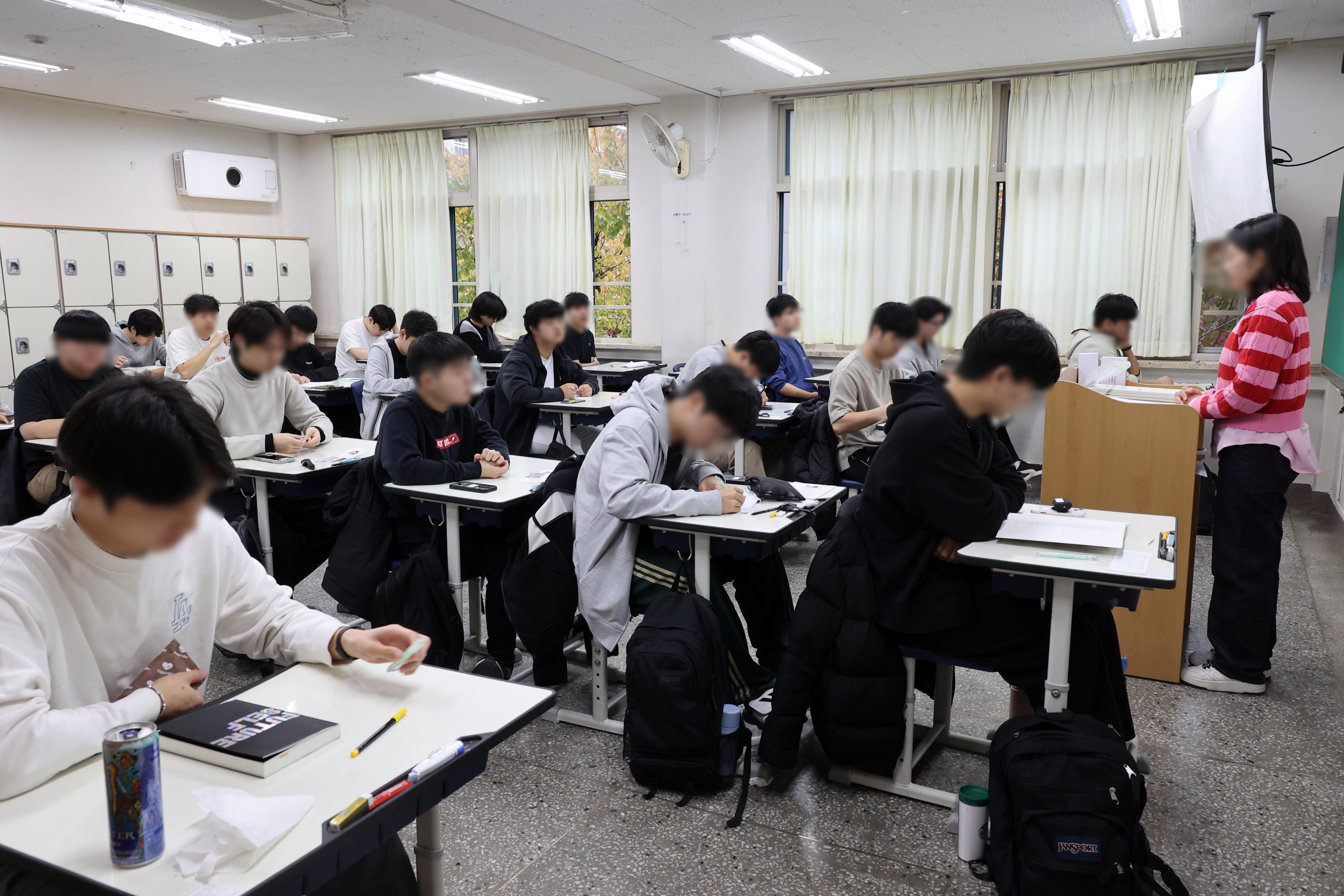 고시장에서 수능 시험 시작 전 준비를 하고 있는 수험생들 