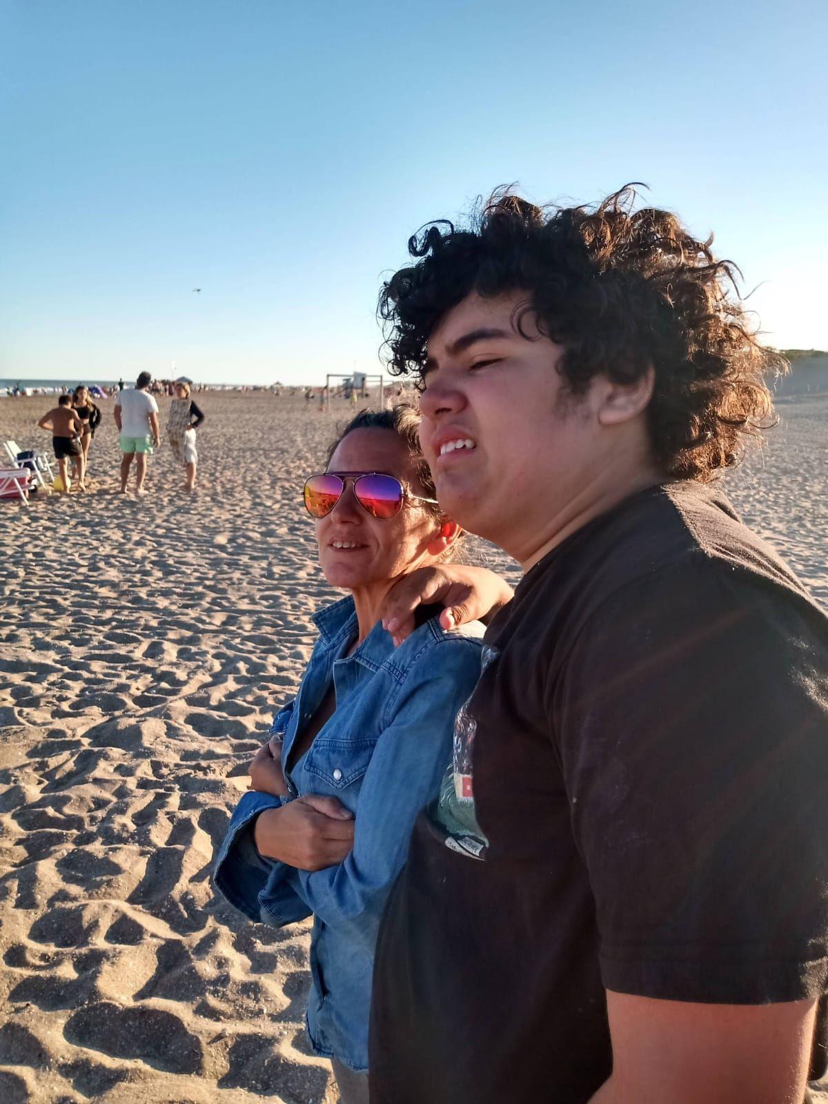 Ximena Agrelo junto a su hijo Vicente en la playa.