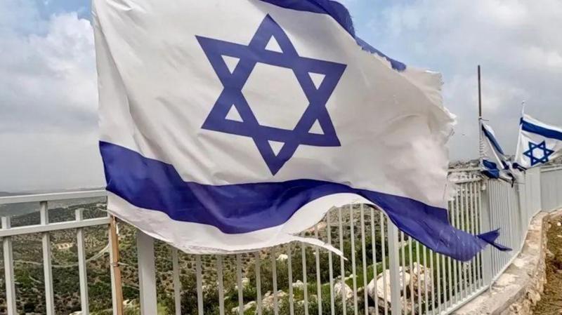 Bandeira israelense em assentamento