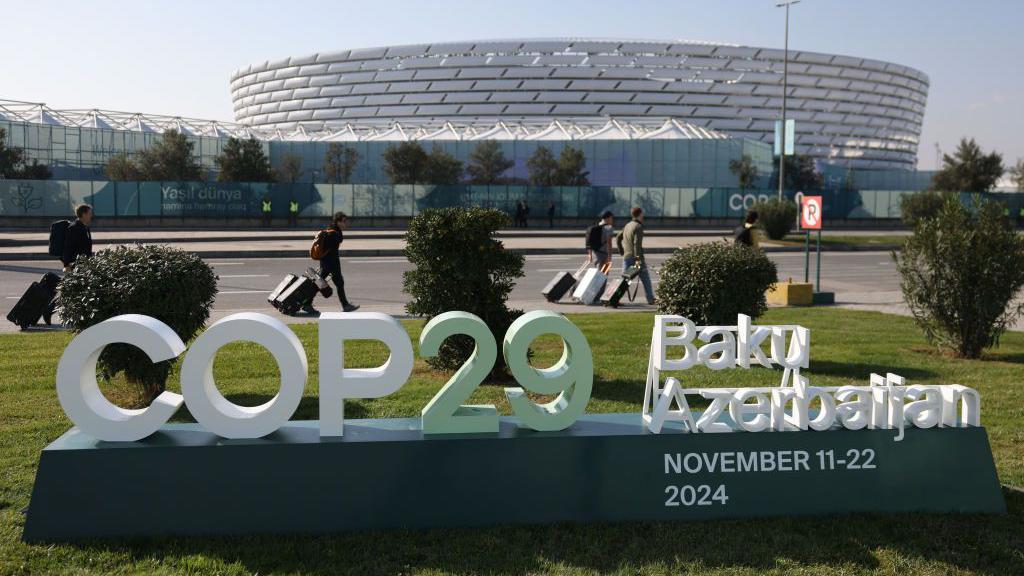 Foto da faxada do local onde a COP29 será realizada. 