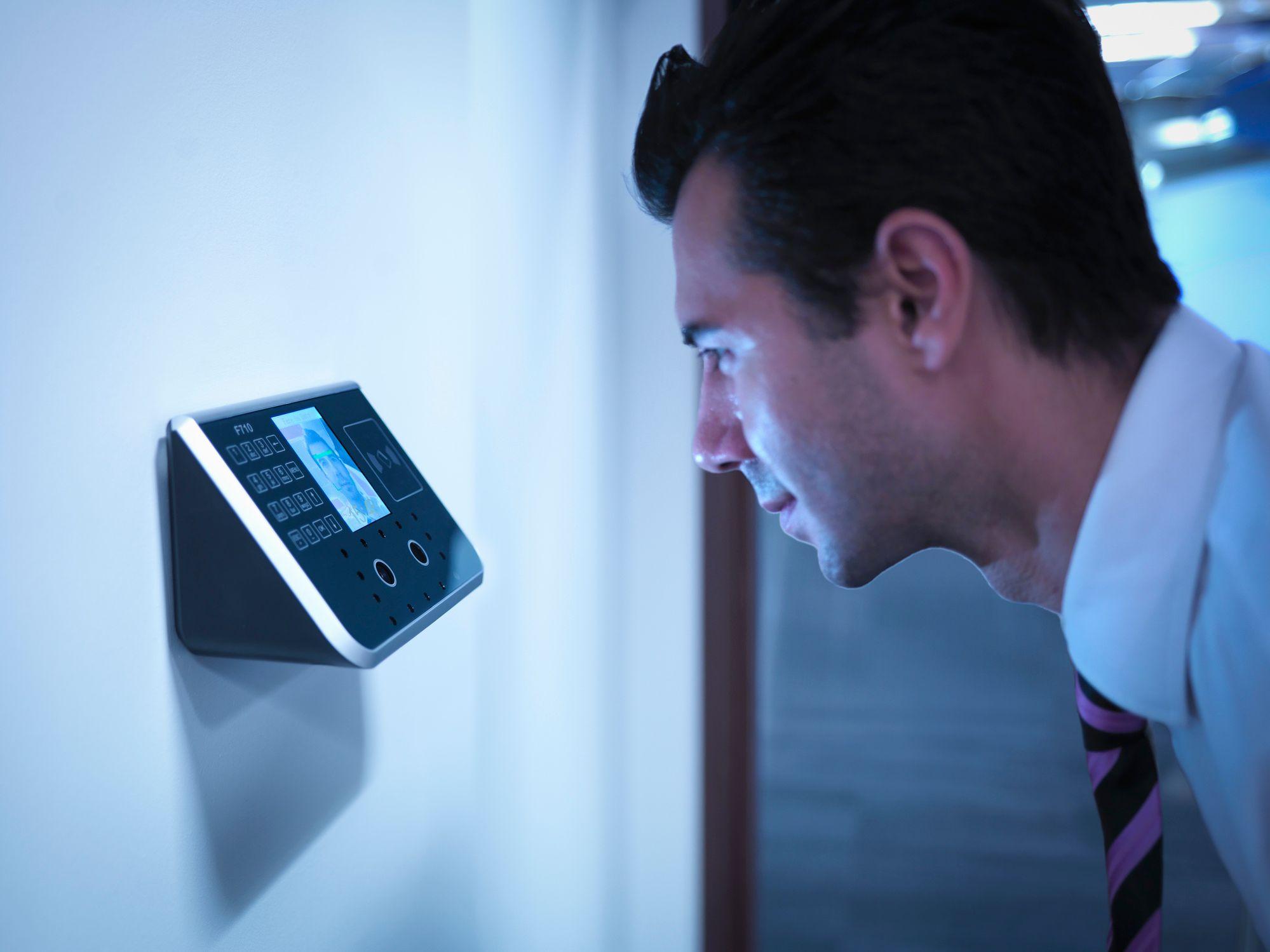 Un hombre sometiéndose a una máquina de reconocimiento facial.