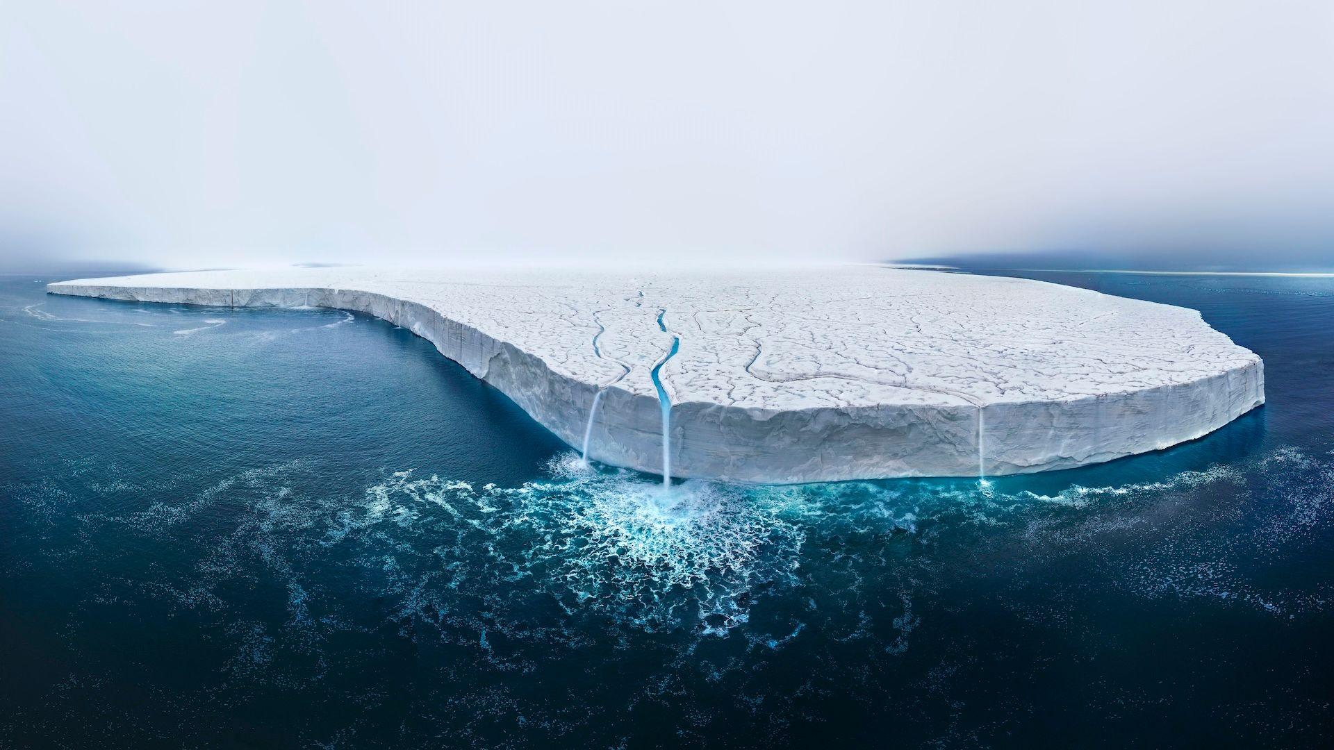 Água derretida caindo na borda da geleira Bråsvellbreen
