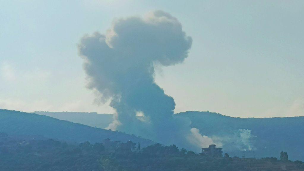 Columnas de humo en una zona atacada por un ataque aéreo israelí entre las aldeas fronterizas de Zibqin y Yater, en el sur de Líbano.