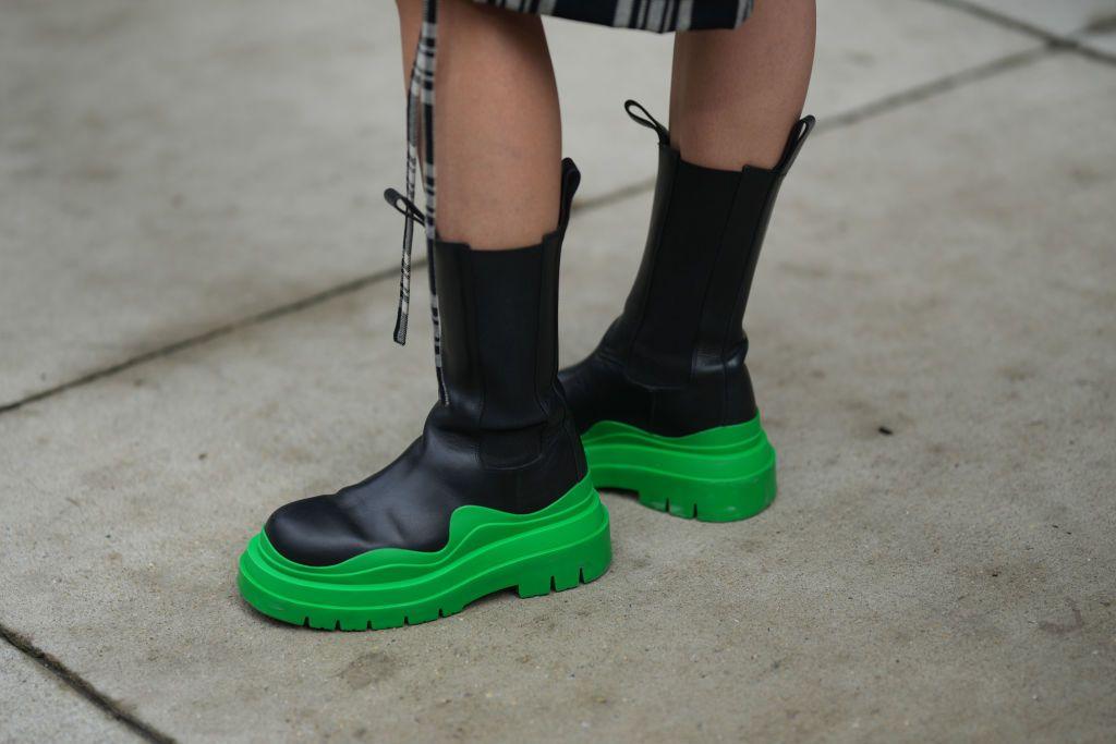 Botas Chelsea Tire de cuero/goma verdes y negras durante la semana de la moda de Nueva York en septiembre de 2023.
