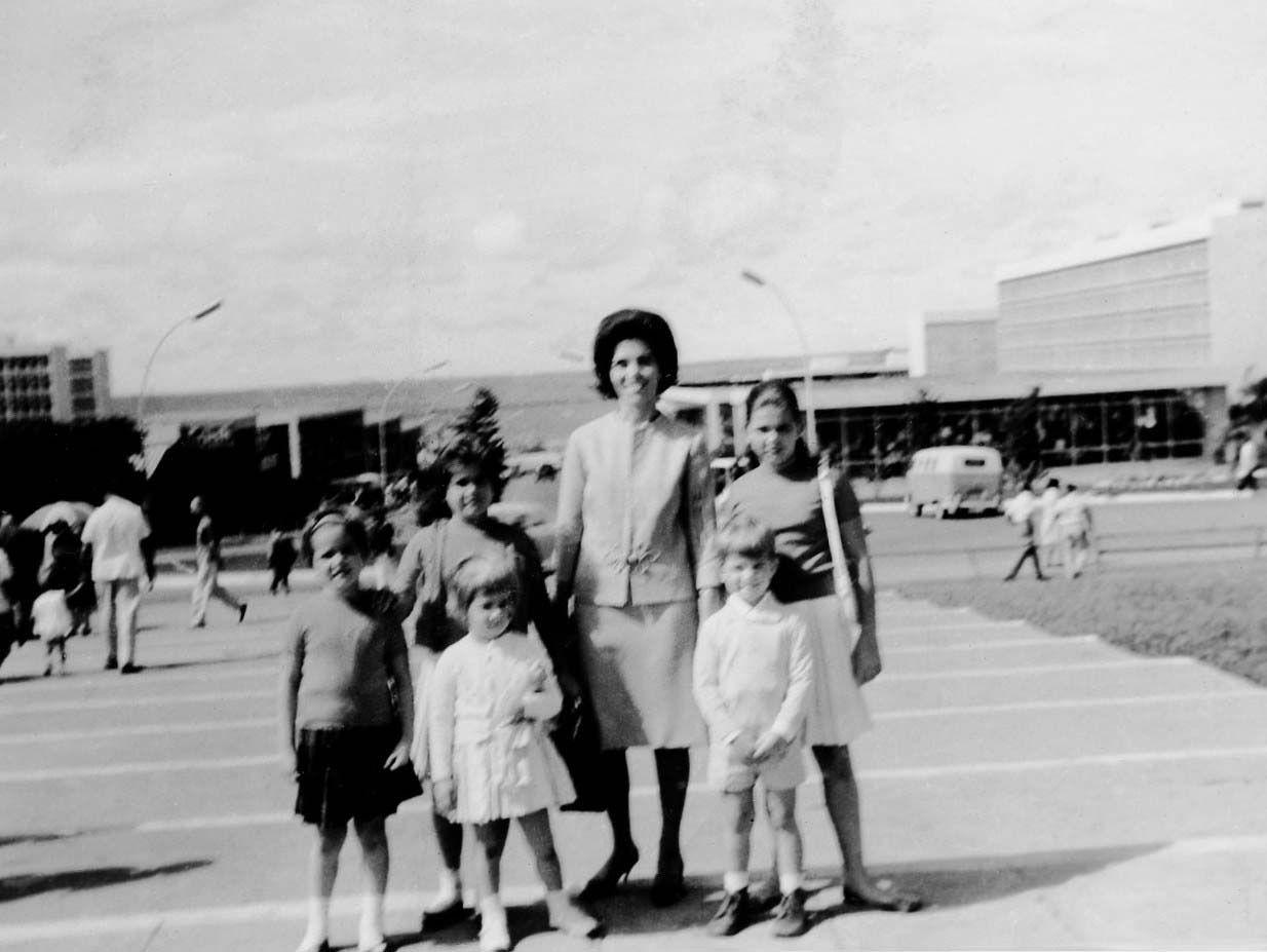 Fotografia em preto e branco da família (Eunice com os cinco filhos)