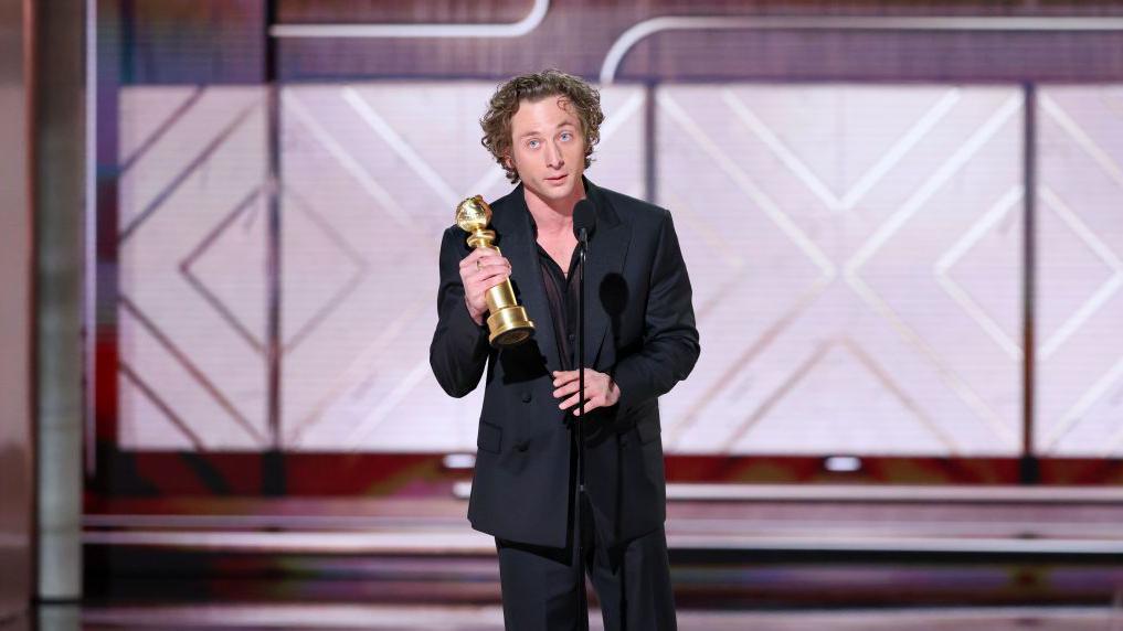 Jeremy Allen White con su Globo de Oro por su papel de Carmen "Carmy" Berzatto en la serie The Bear.