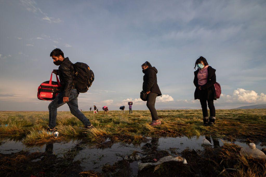 Migrantes cruzando a Chile.