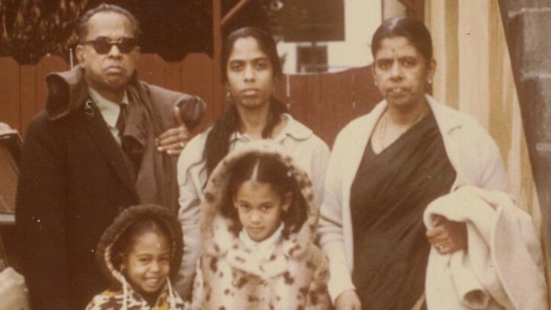 Shyamala Gopalan, ao centro, com os pais dos dois lados, e as filhas, Kamala e Maya, na frente