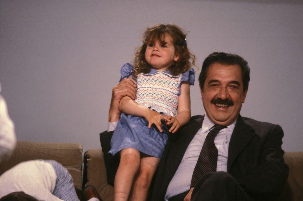 Alfonsín, visto aquí con su pequeña nieta