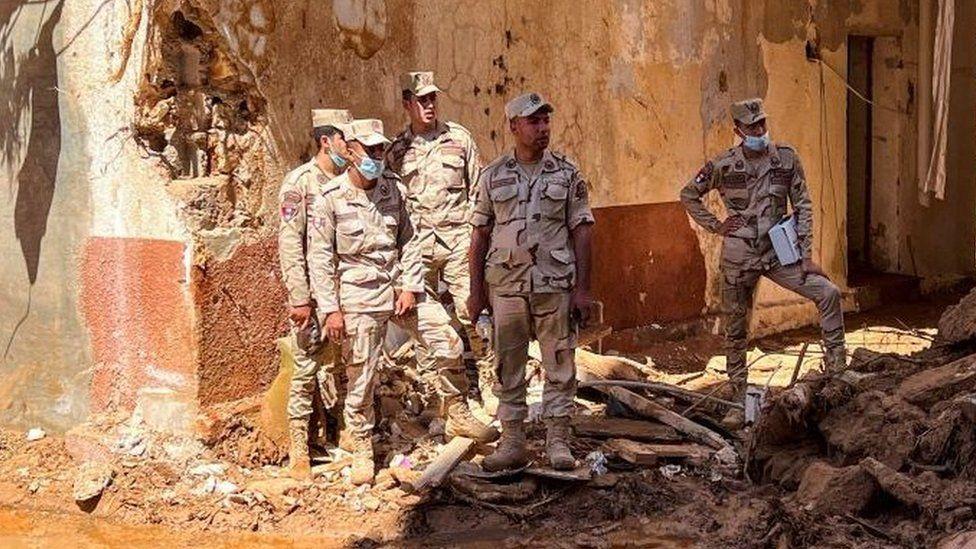 أفراد من الجيش المصري يتفقدون الأضرار.