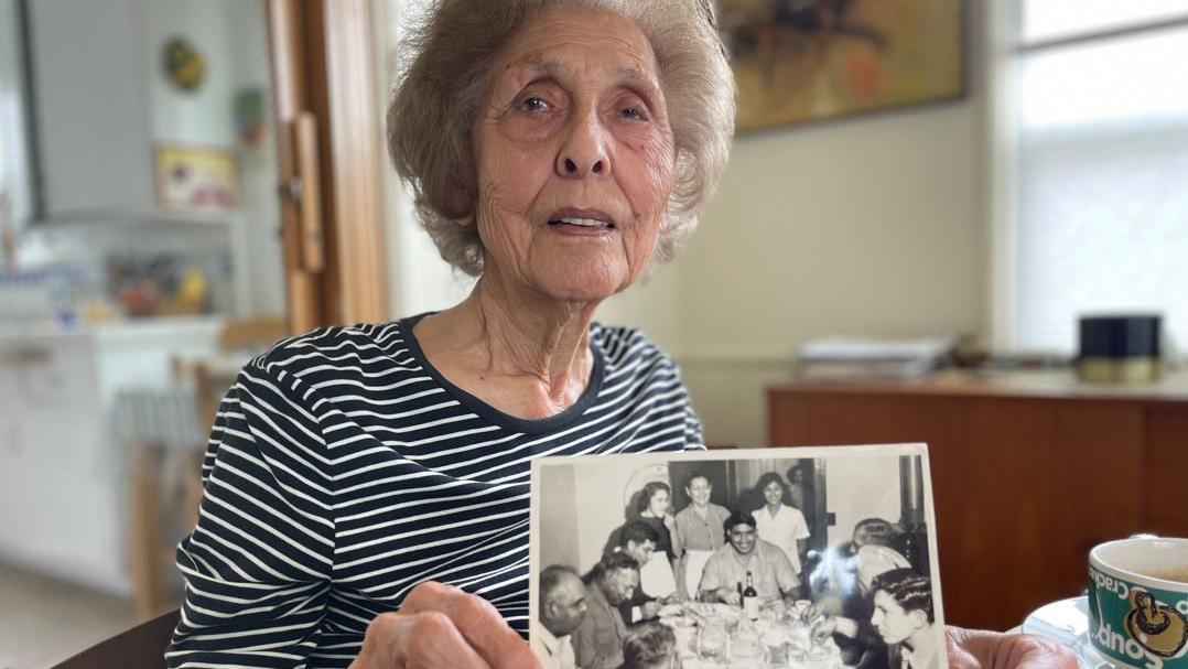 Amelia Singh Netervala muestra una foto de su archivo personal en su casa de Los Ángeles, Estados Unidos.