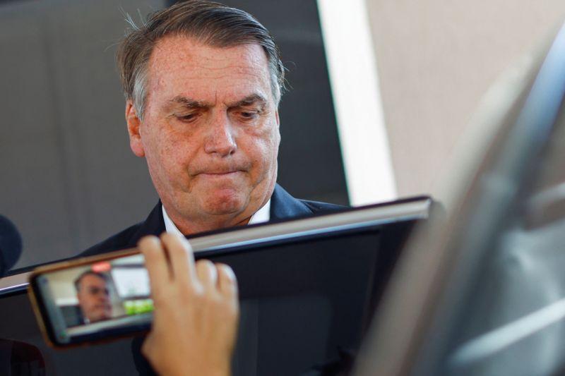 Bolsonaro ao deixar sua casa após sofrer operação da Polícia Federal