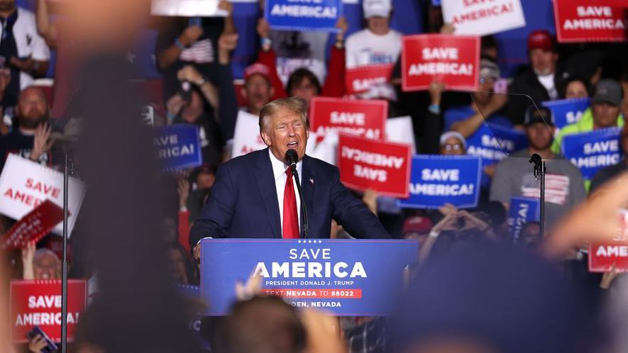 Trump habla durante un mitin de campaña el 8 de octubre de 2022. El presidente Trump realizó un mitin estilo campaña para los candidatos republicanos de Nevada antes de las elecciones de mitad de período del estado.