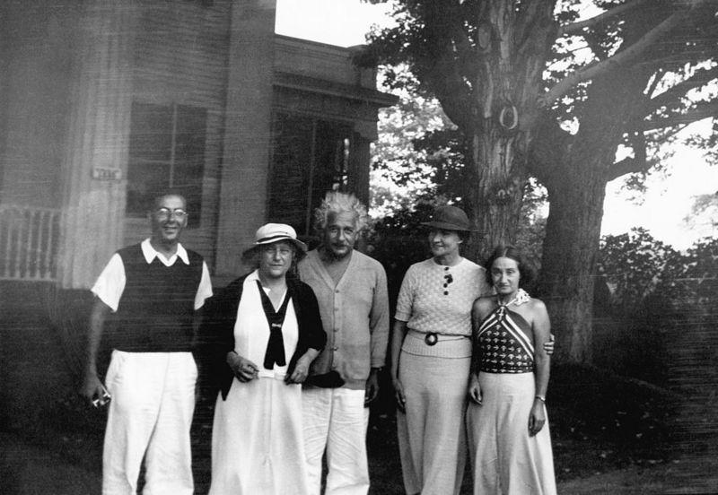 Oppenheimer (left) with Einstein (centre) and his family at Princeton