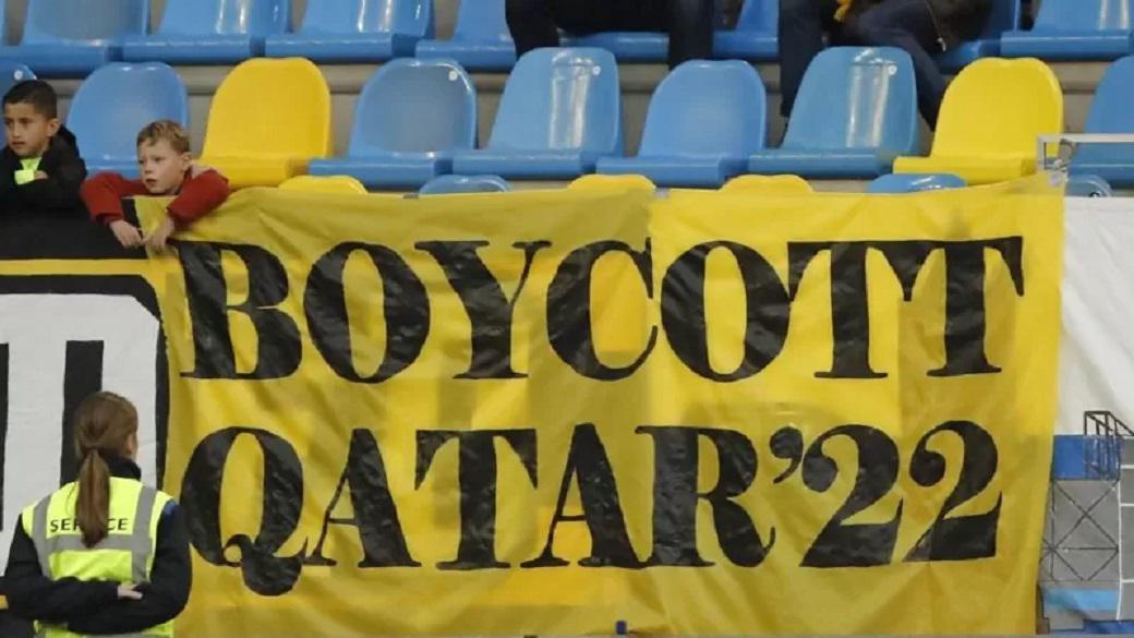 Sebuah spanduk berisi ajakan memboikot Piala Dunia 2022 di Qatar dibentangkan di sebuah stadion di Belanda, 5 November 2022.
