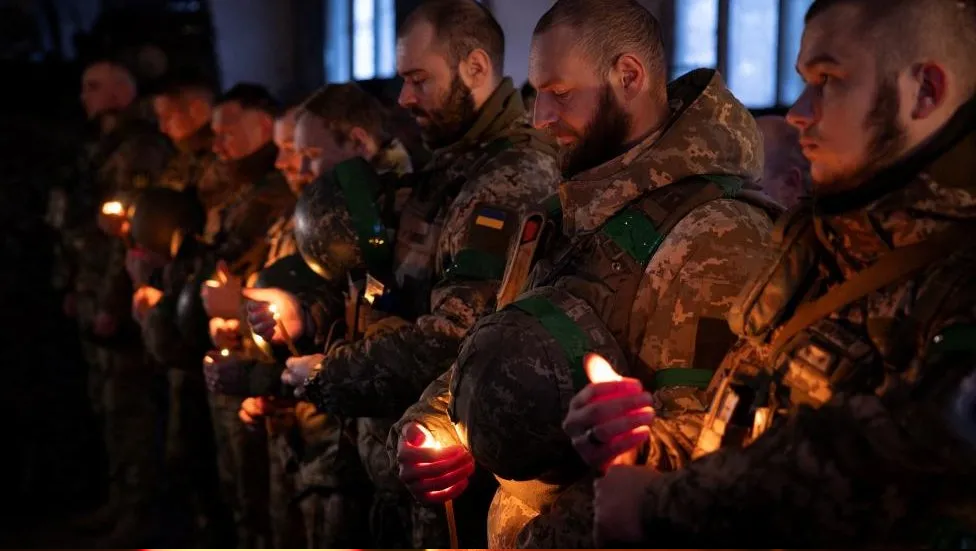 Soldados se preparam para comemorar o Natal nos arredores de Kupiansk, onde forças russas vêm avançando