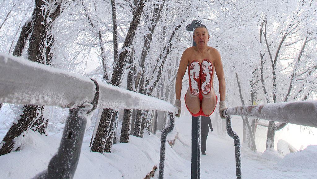Persona mayor haciendo ejercicio en la nieve