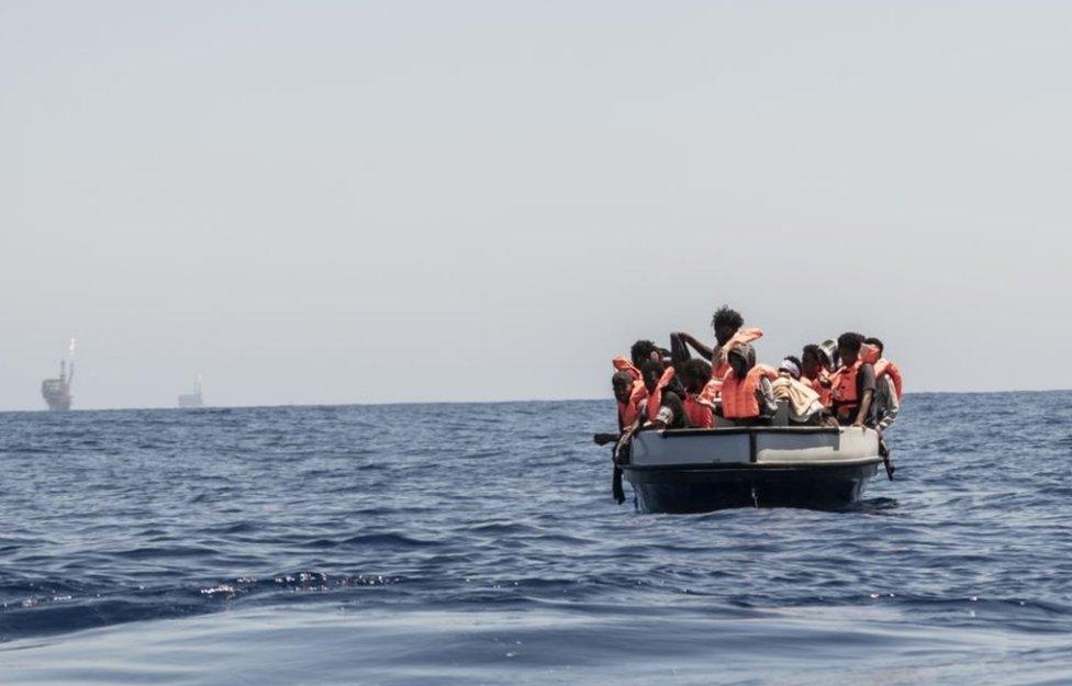 مهاجرون على متن قارب في البحر الأبيض المتوسط