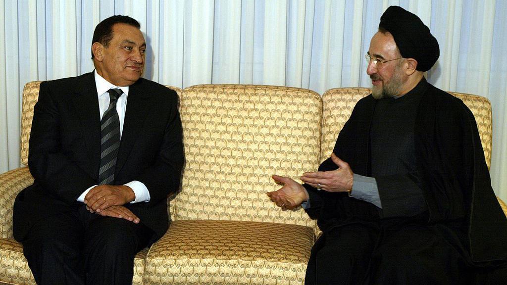 حسني مبارك ونظيره الإيراني خاتمي