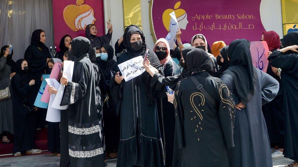 Mujeres afganas protestan el cierre de los salones de belleza por el Talibán