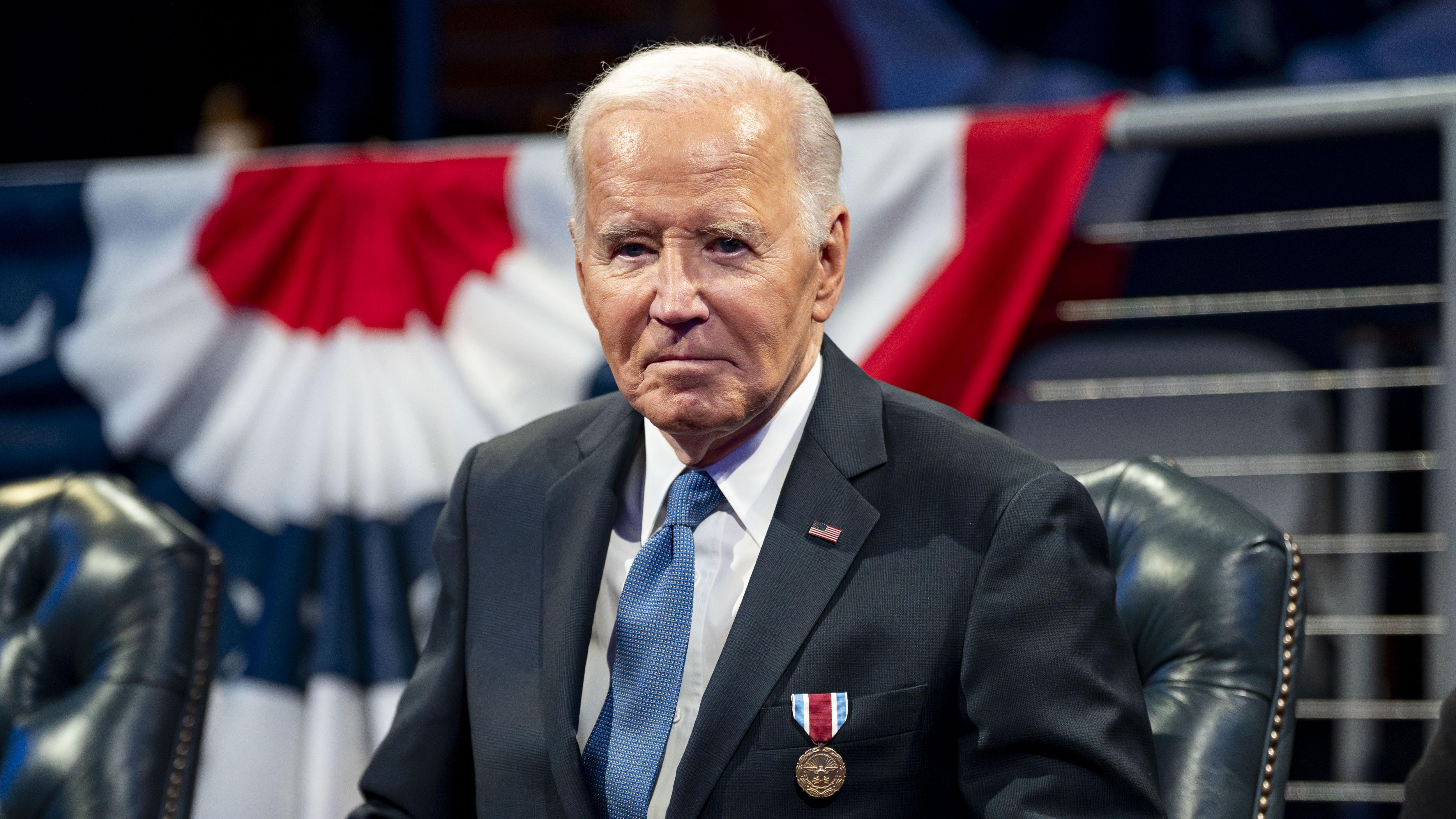 Biden mirando a cámara en una ceremonia de despedida como comandante en jefe en Arlington, Virginia