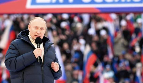 Vladimir Putin fala a multidão