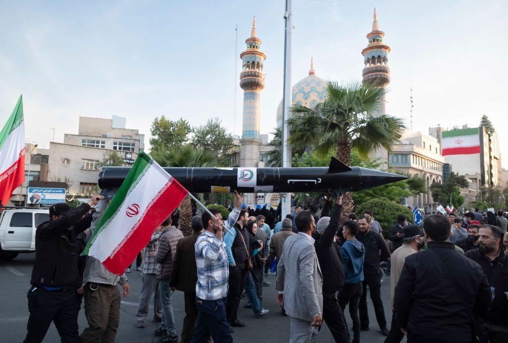 Iraníes celebrando el ataque contra Israel