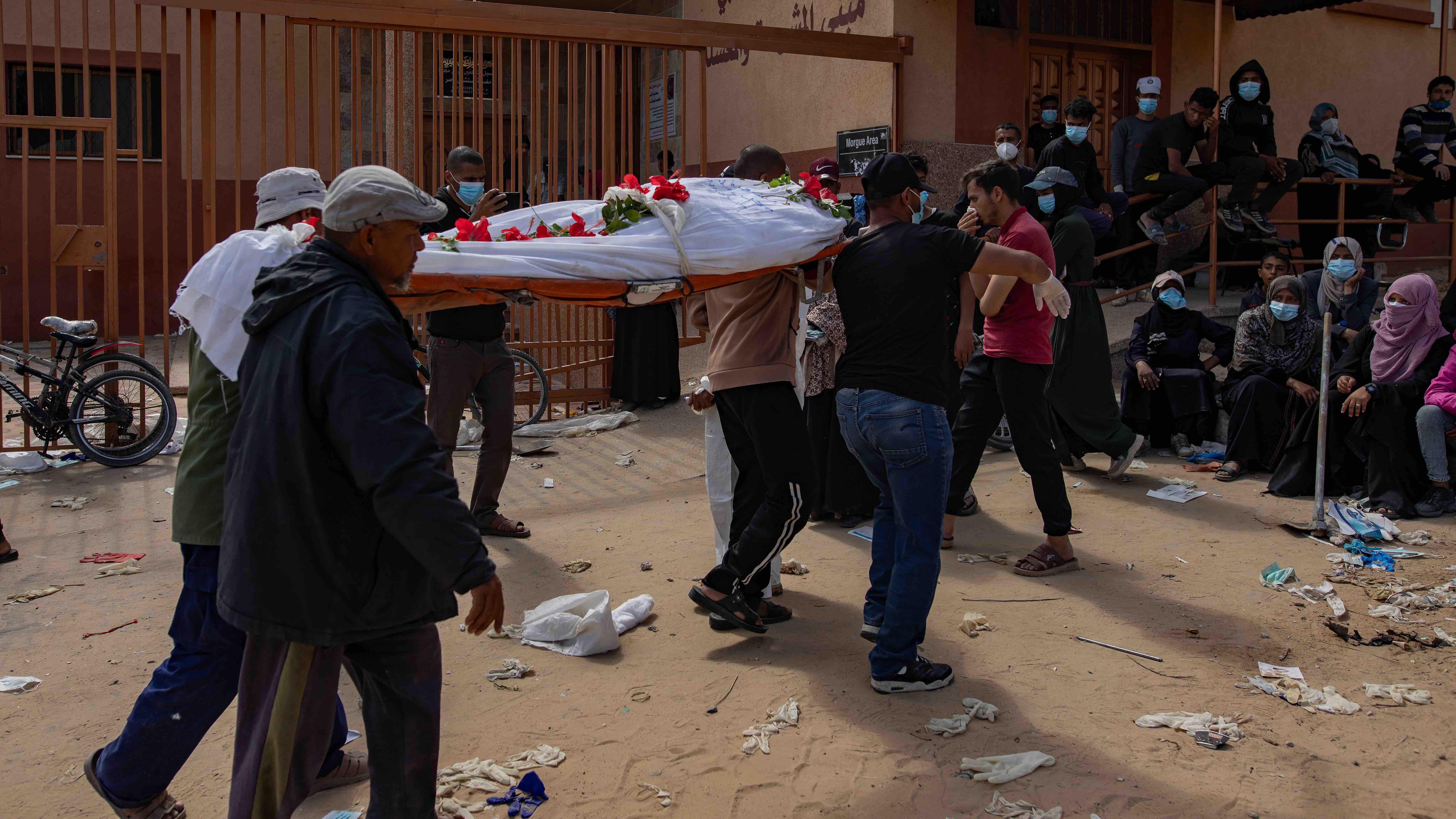 나세르 병원의 집단 무덤에서 옮겨지는 시신의 모습