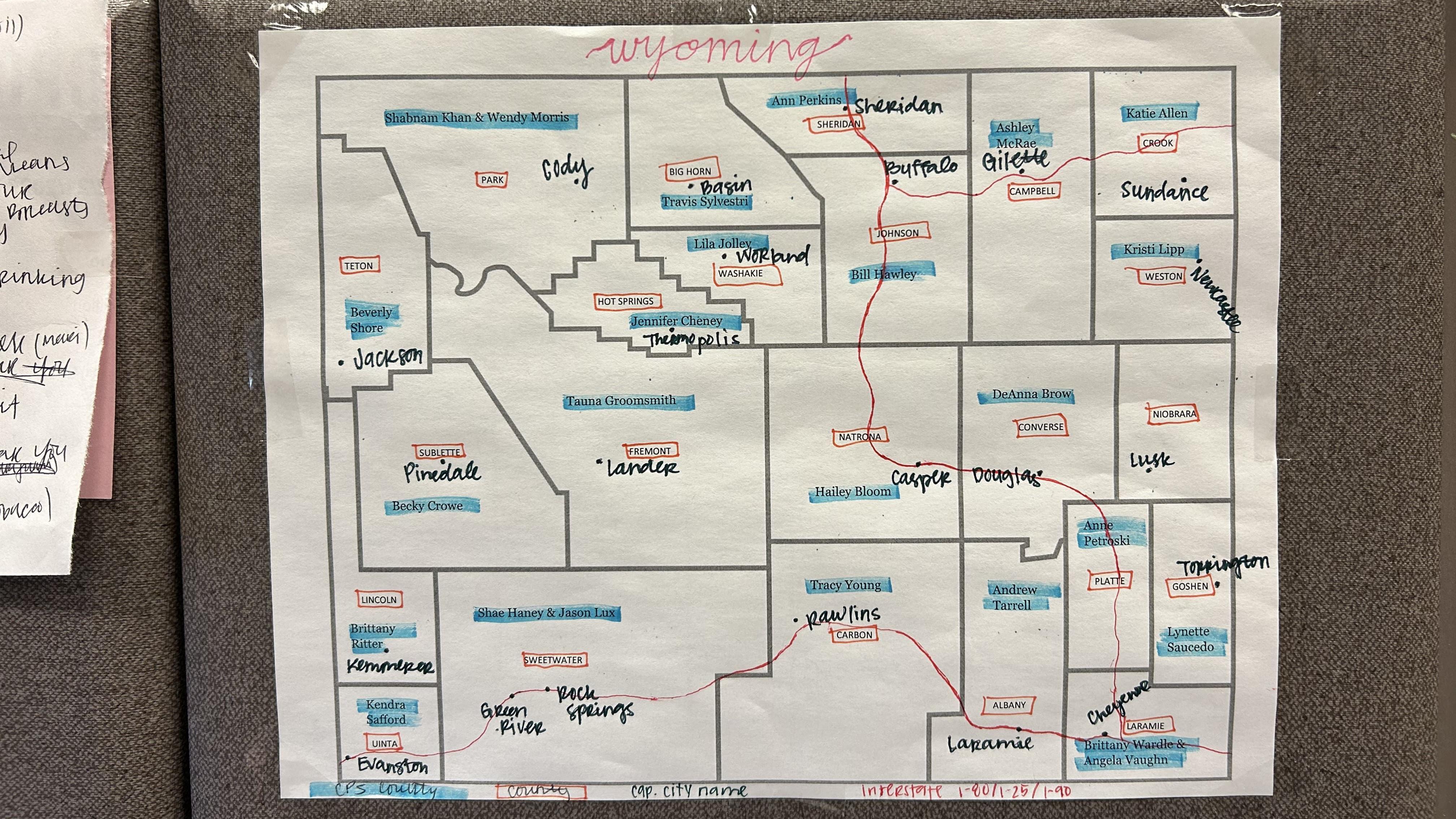 Mapa de Wyoming no escritório de Shae Haney, especialista em prevenção ao suicídio