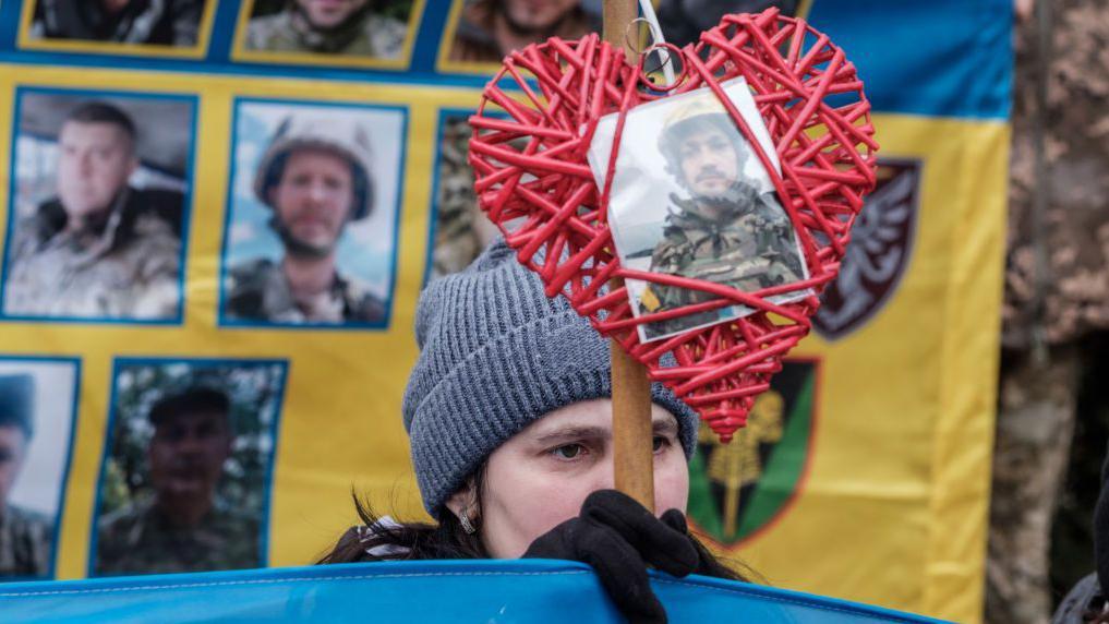 Una persona sostiene una foto de un soldado ucraniano en un corazón por el Día de San Valentín en Leópolis, Ucrania, el 15 de febrero de 2025