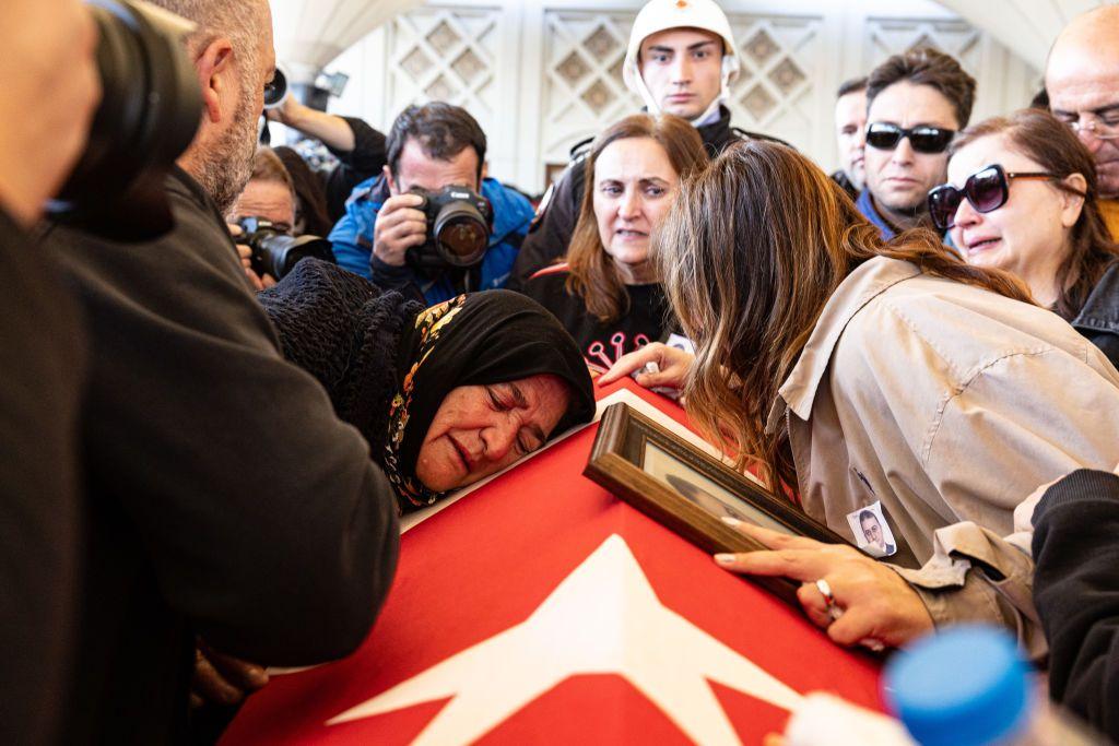 Türk bayrağına sarılı bir tabut, etrafında kadınlar ağlıyor