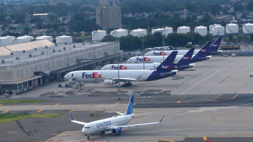 Un grupo de aviones de FedEx en un aeropuerto