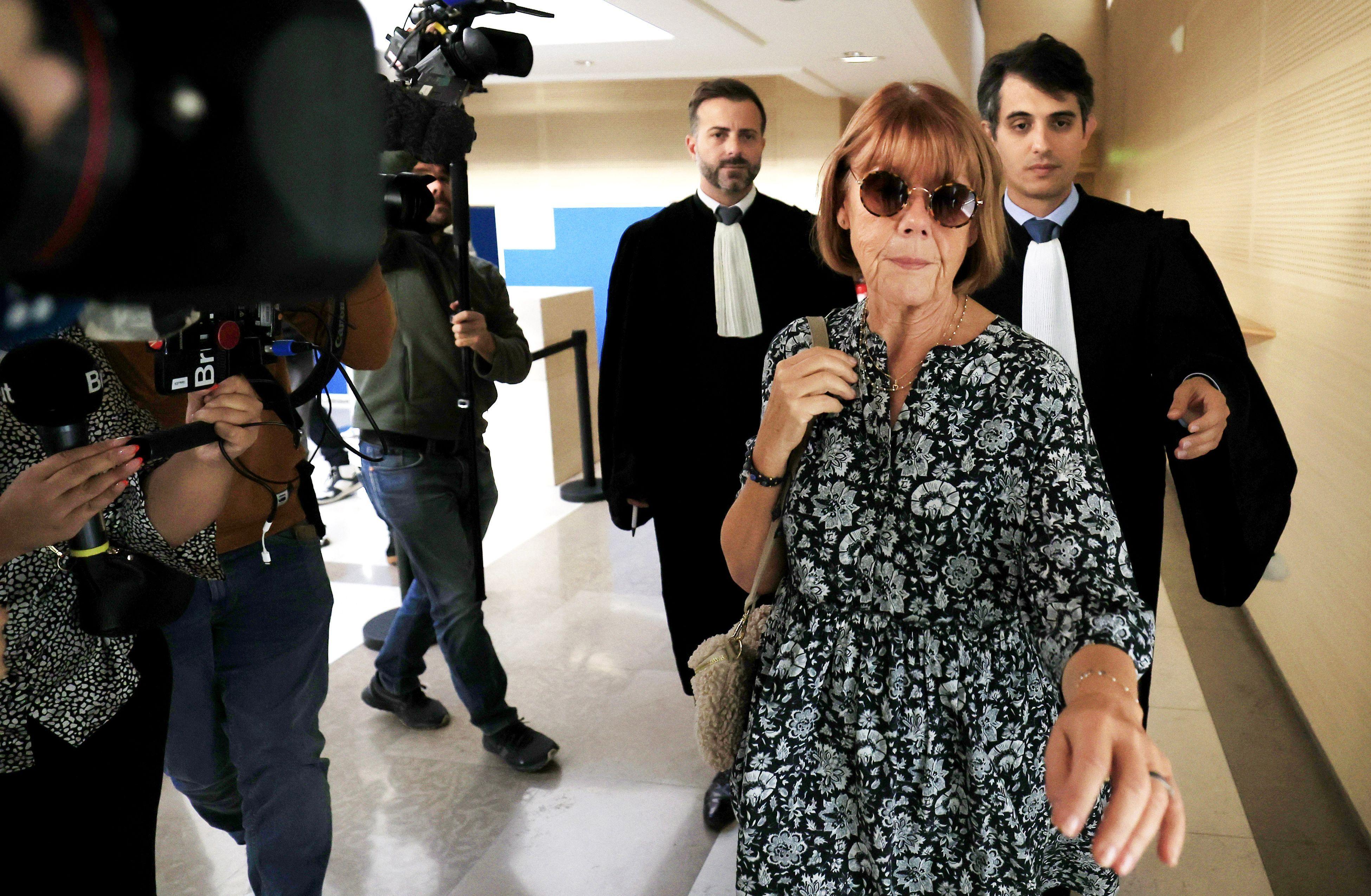 Gisèle Pelicot acompanhada de seus advogados, Stephane Babonneau e Antoine Camus, saindo do tribunal durante o julgamento de seu ex-marido e de outros 50 réus de estupro, em Avignon, sul da França, em 17 de setembro de 2024