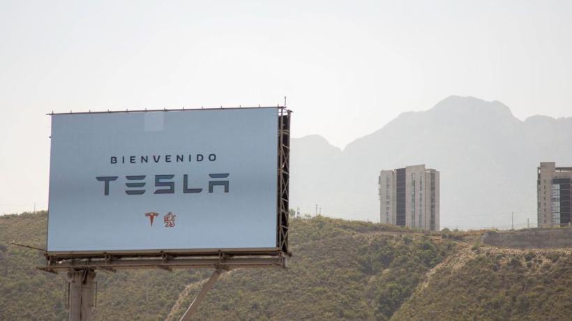 Cartel de bienvenida al fabricante de autos Tesla en una calle de Monterrey. 