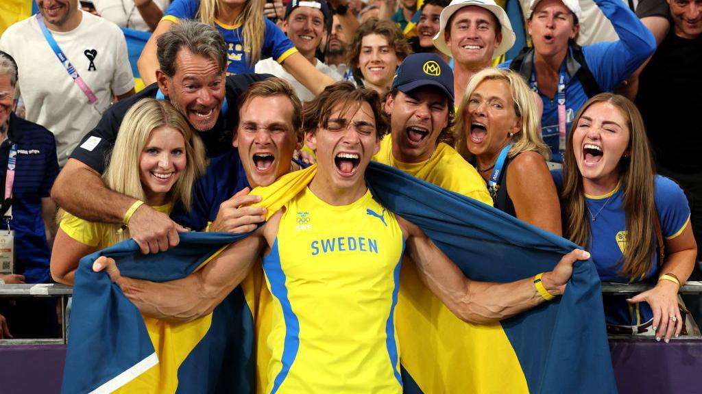 Mondo Duplantis celebrando su oro olímpico en París 2024 con su familia y amigos