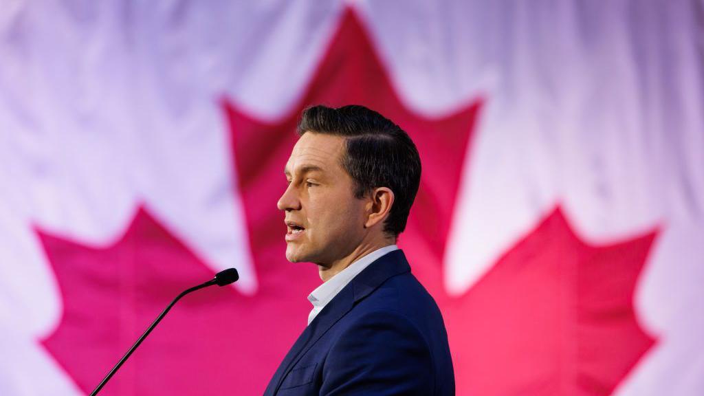 Pierre Poilievre, líder do Partido Conservador do Canadá, fala durante uma conferência de imprensa em Toronto, Ontário, Canadá, na terça-feira, 17 de dezembro de 2024.