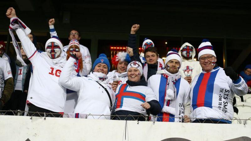 Torcedores das Ilhas Faroé em estádio