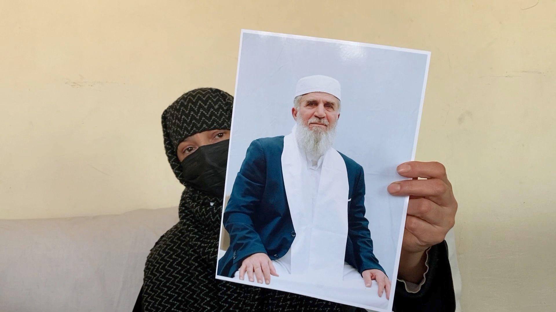 سونيا أميري ترفع صورة زوجها عبد الهادي العراقي، المحتجز في غوانتامو وعمره الآن 63 عاما