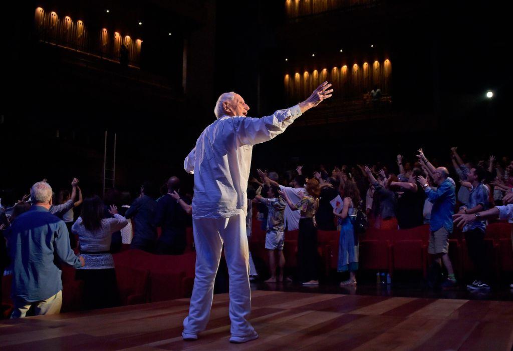 Zé Celso atuando na peça 'Roda Viva' no Rio de Janeiro, em 22 de novembro de 2019