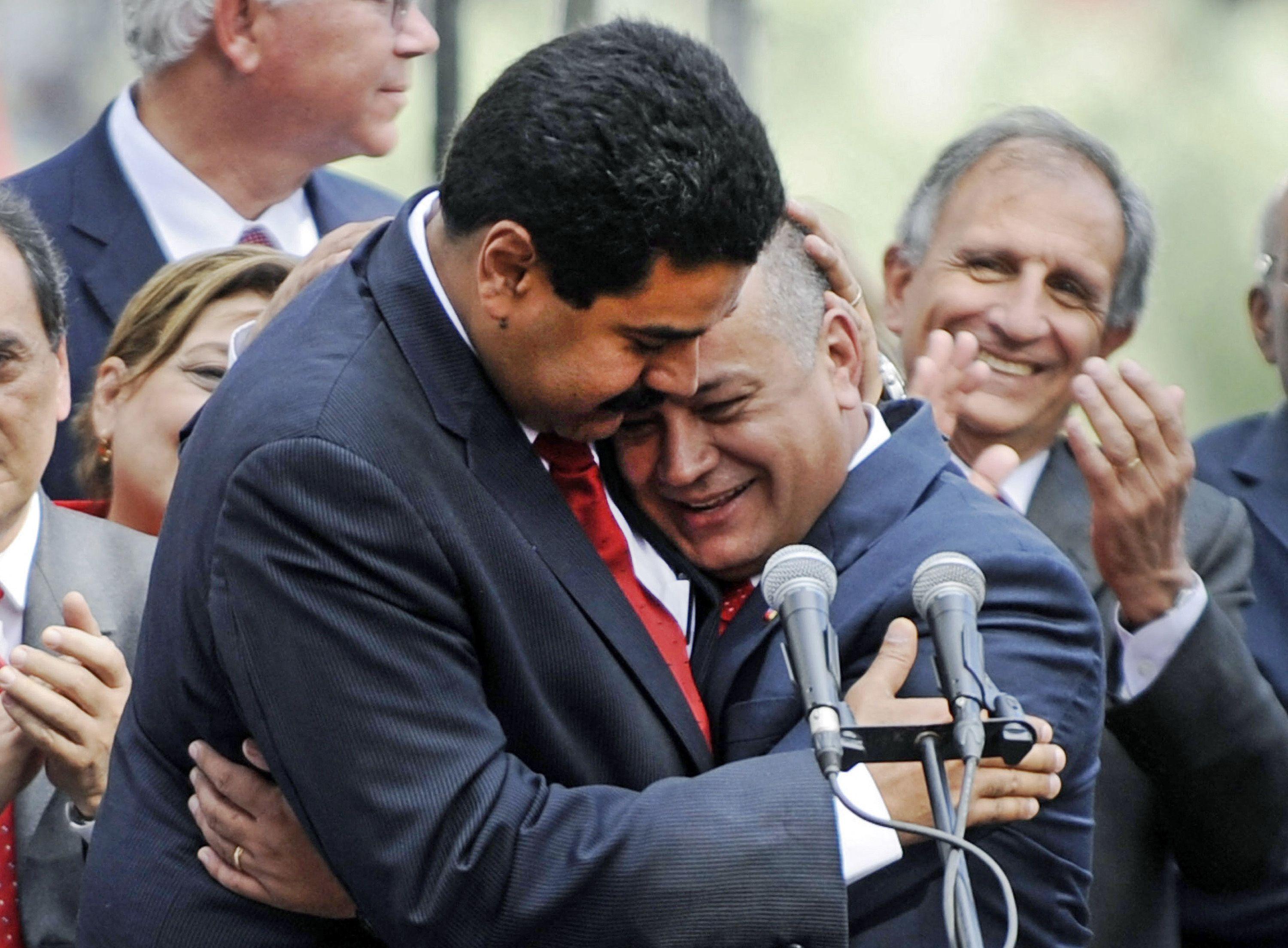 Maduro y Cabello se abrazan en un acto de Gobierno en los meses previos a la muerte de Chávez. 