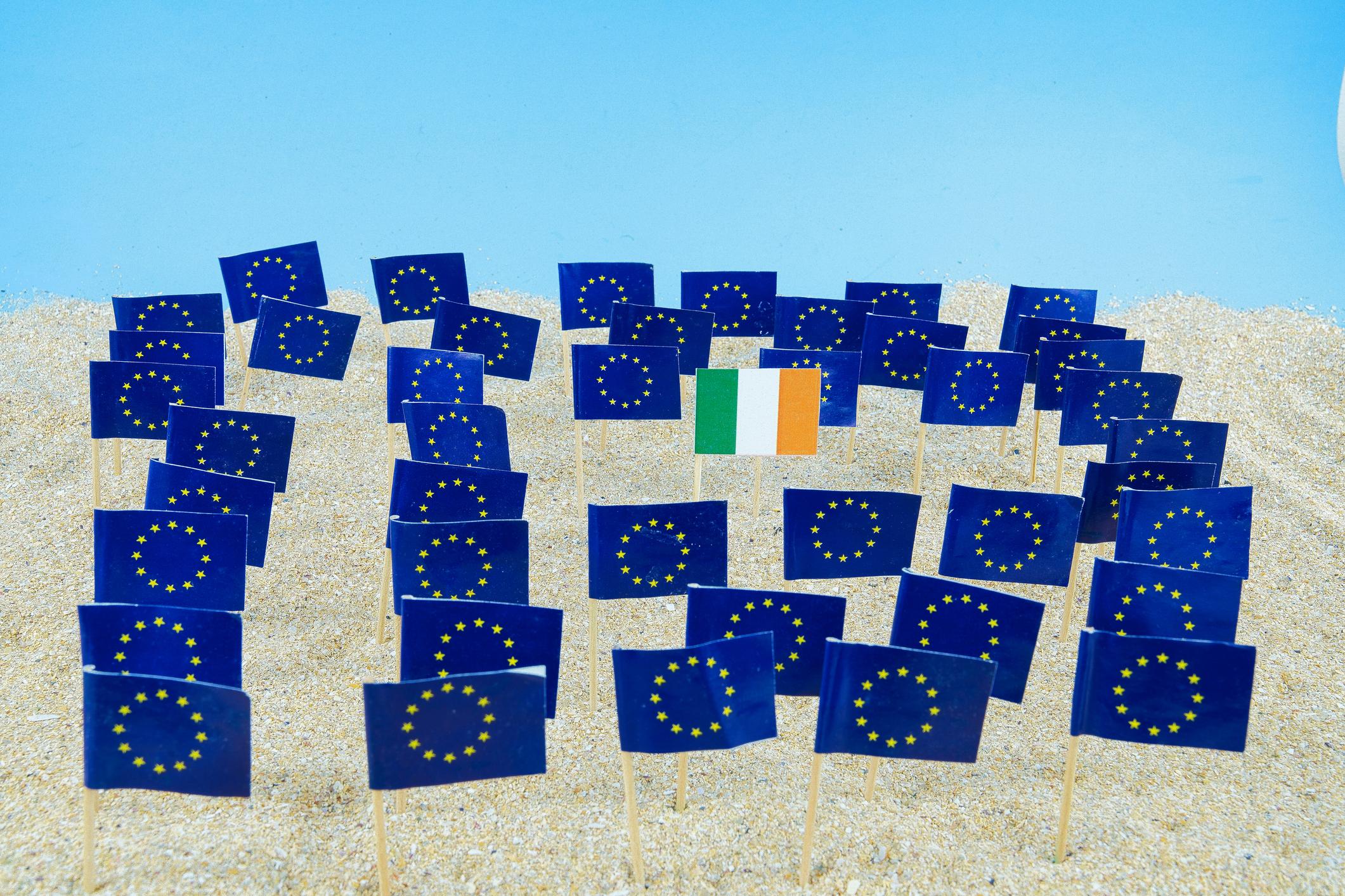Bandeira da Irlanda em meio a várias bandeiras da União Europeia