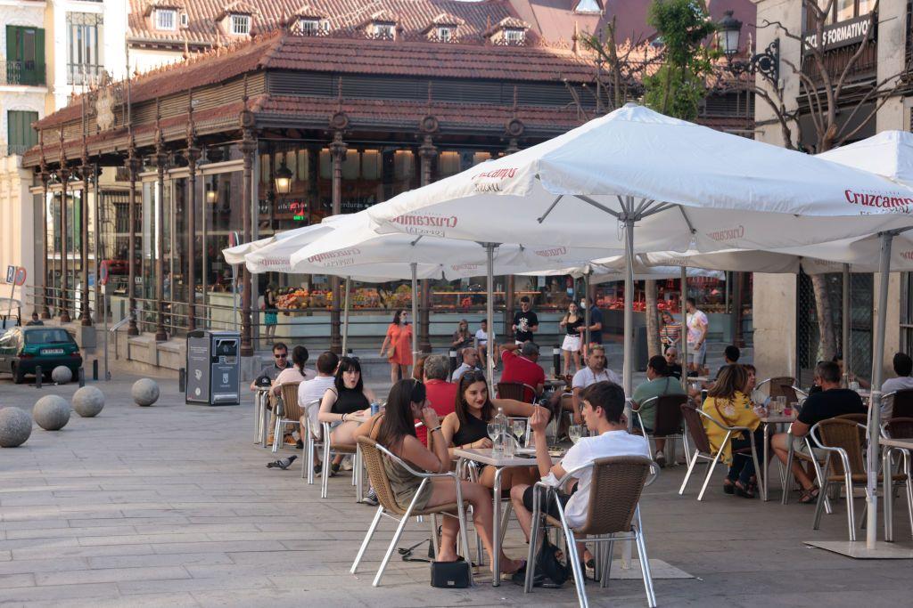 Clientes conversan en una de las típicas terrazas del centro de Madrid. 