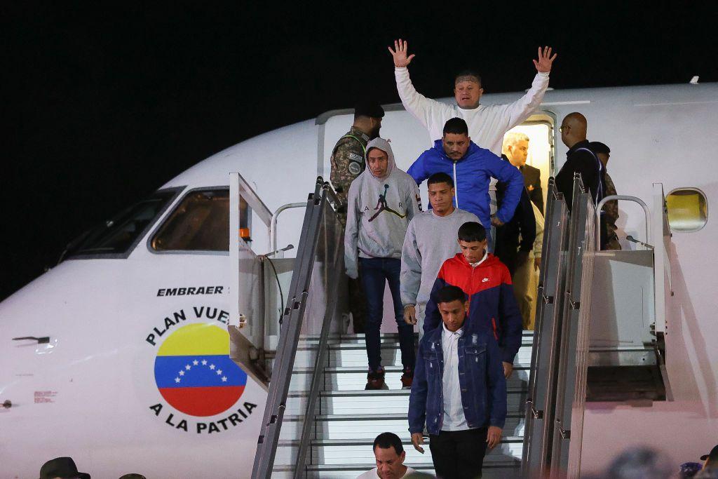 Venezolanos bajando del avión.