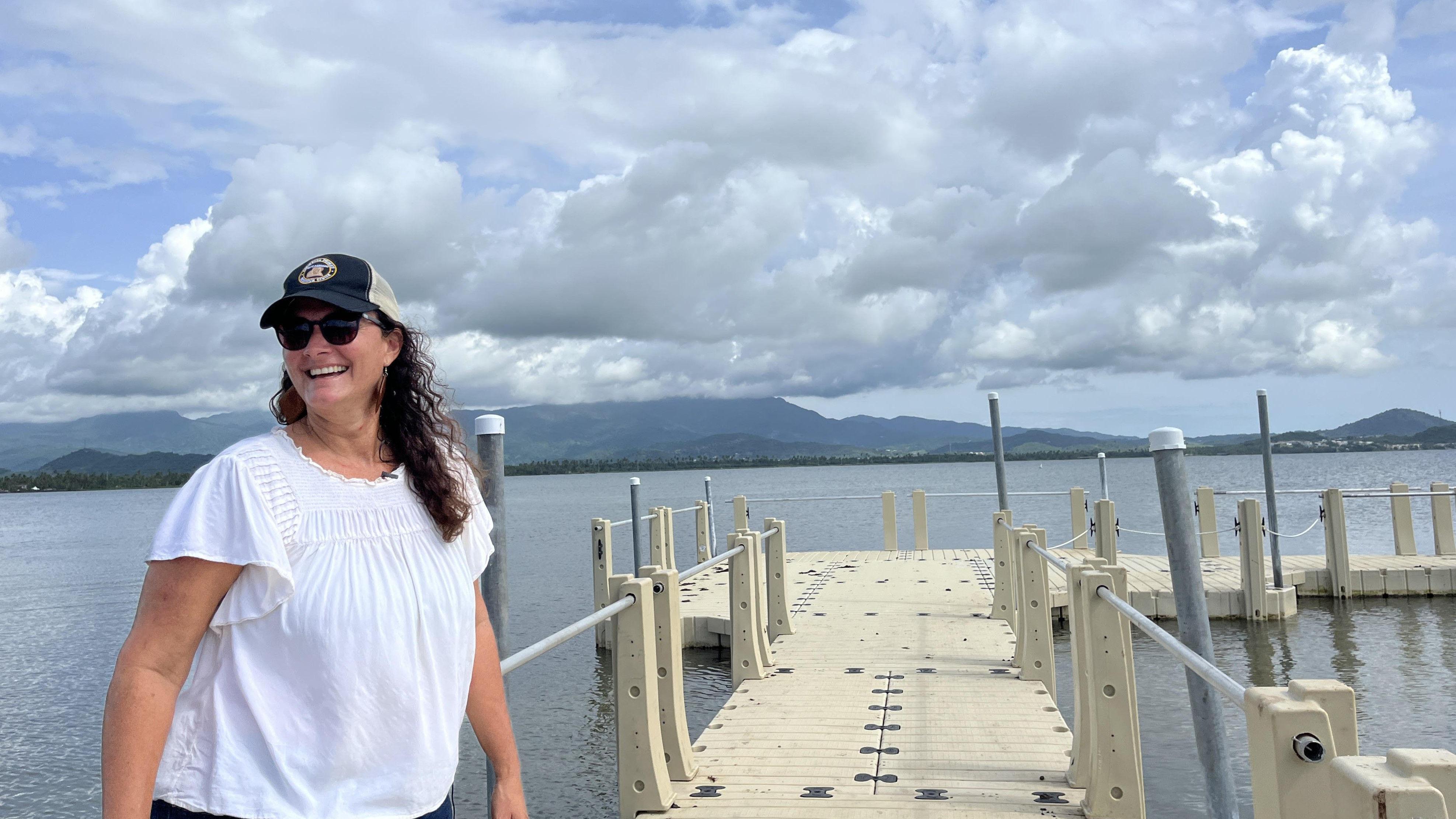 Angelina Ruiz Lambides, coordinadora de investigación del CPRC, camina por el puente flotante que une a Cayo Pequeño con el resto de la isla. 