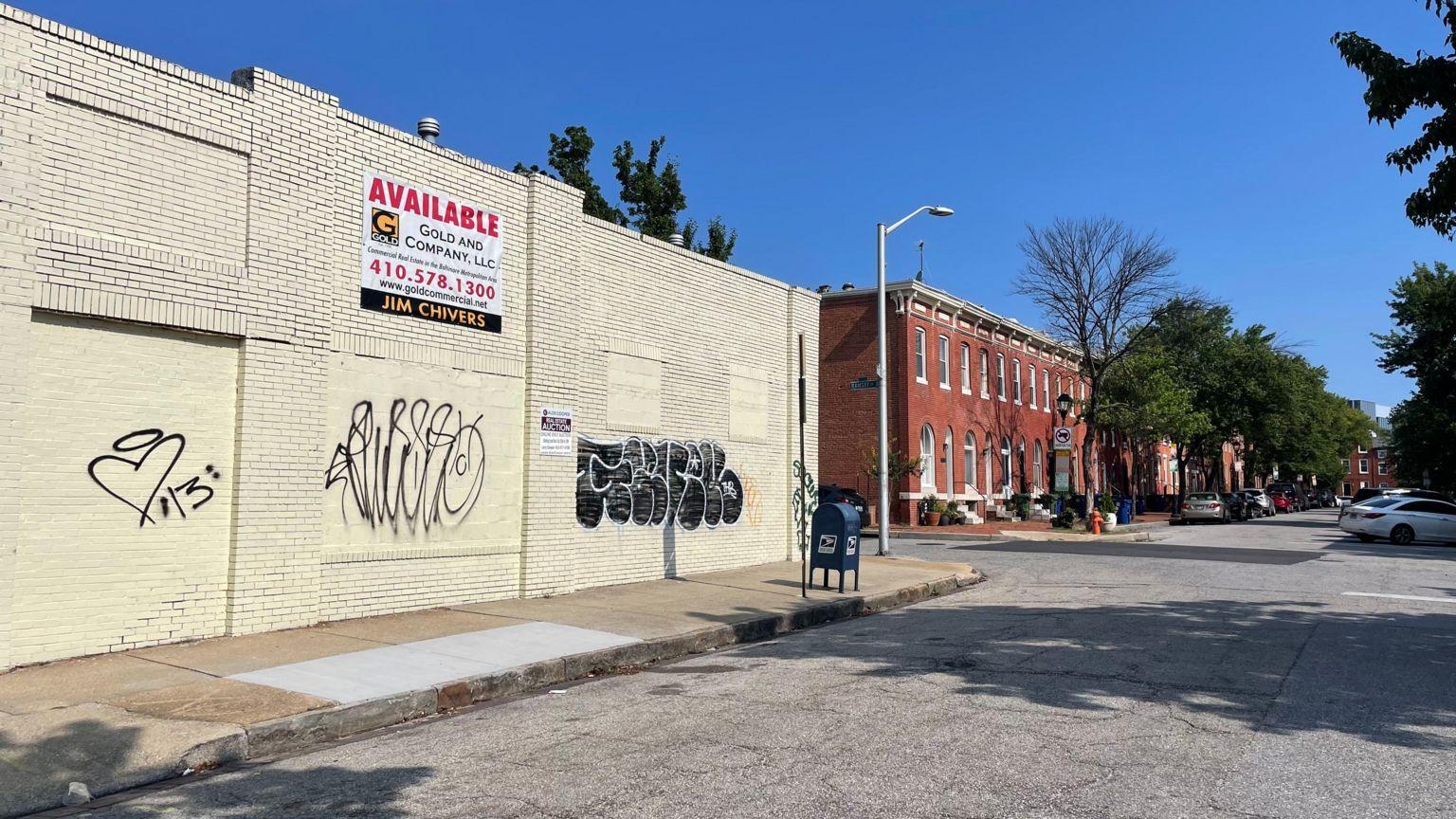 Rua em Baltimore, com casas bem cuidadas