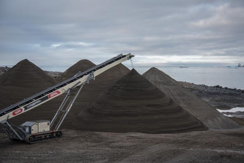 Máquinas que trabalham na empresa de mineração na Groenlândia