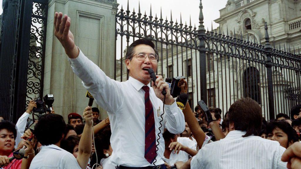 Alberto Fujimori se dirige a sus seguidores junto al palacio de Gobierno de Lima. 